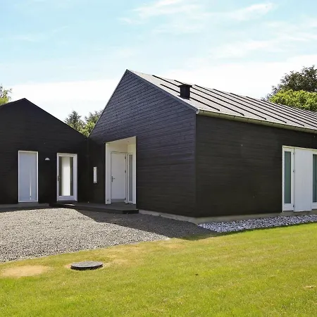 Three-bedroom Holiday In 33 Oksbøl