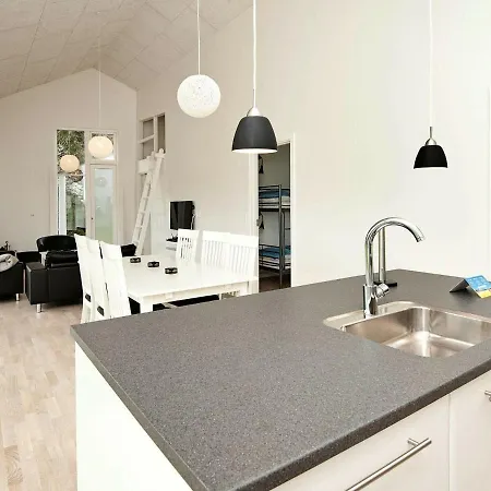 Dom wakacyjny Three-bedroom Holiday In 33 *