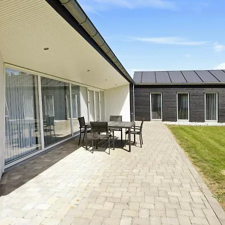 Dom wakacyjny Three-bedroom Holiday In 33