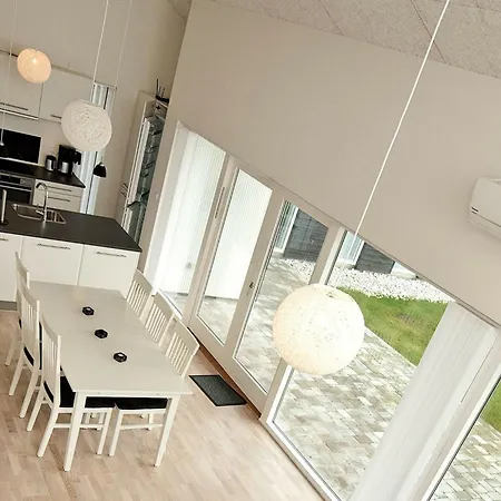 Three-bedroom Holiday In 33 * Oksbøl