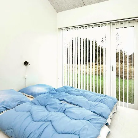 Three-bedroom Holiday In 33 * Oksbøl